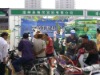 图为英格尔科技产品吸引众多顾客前来购买