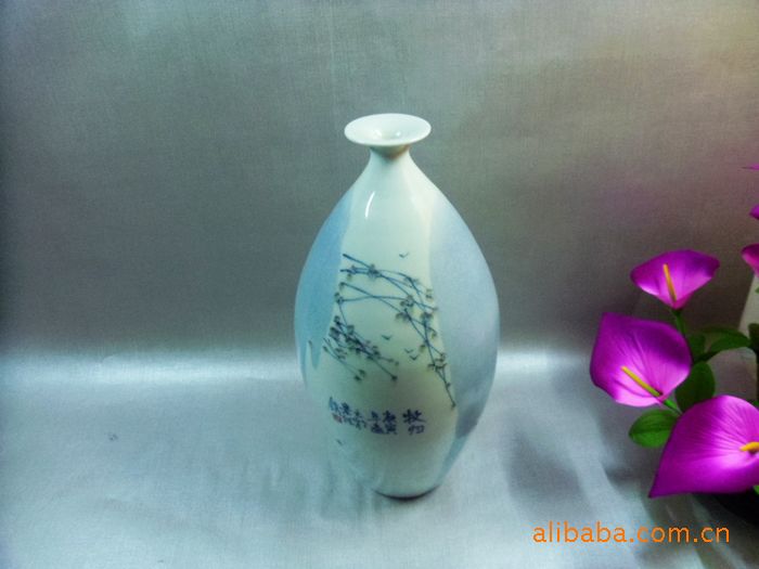 因花瓶的拉肧成形,着釉,上色和烧制至最终的成品花瓶都是人工用手去一