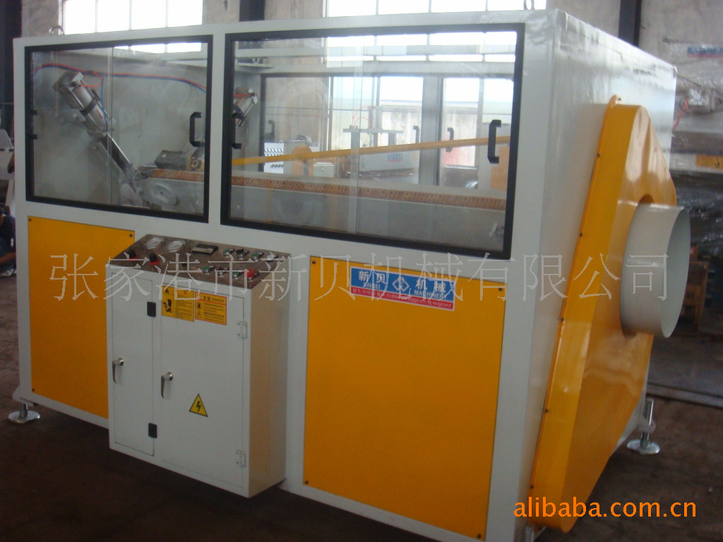 四爪履带式牵引机