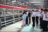 李自杰总经理向市长汇报公司引进的全球最大的钢化炉生产线。