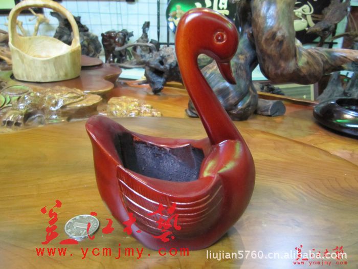 高档木雕天鹅烟灰缸,实木家装必用品,家用木质工艺品用品