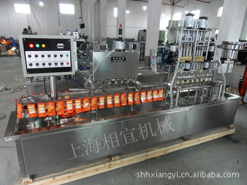 直线式自立袋灌装机图片