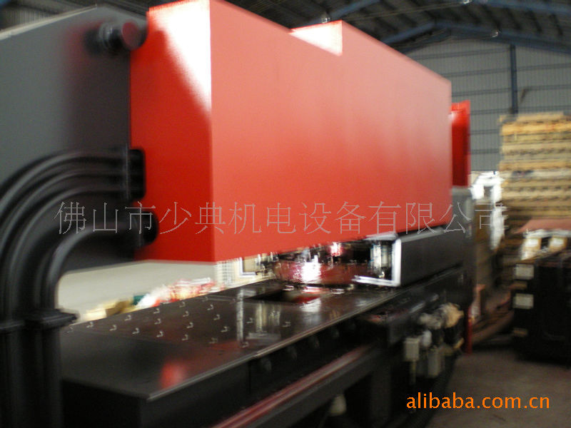 钣金加工数控冲床加工台面1250*2500 ，58个模具。日本阿玛达