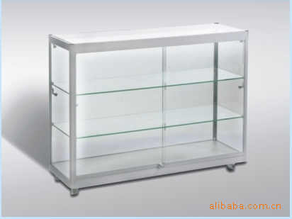 木质展示柜表面采用防火板和喷漆两种处理,配上高度的玻璃和优质