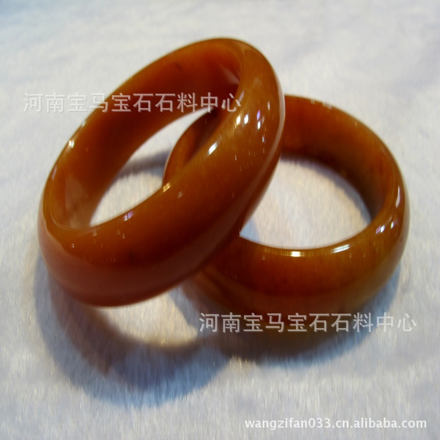 东陵玉,在地质学上称含铬云母石英岩.