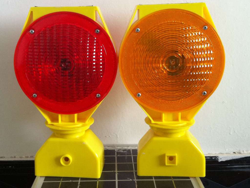太阳能路障警示灯
