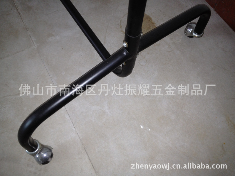 重型晾衣架材料是a3铁管,壁厚1.0～1.2之间.