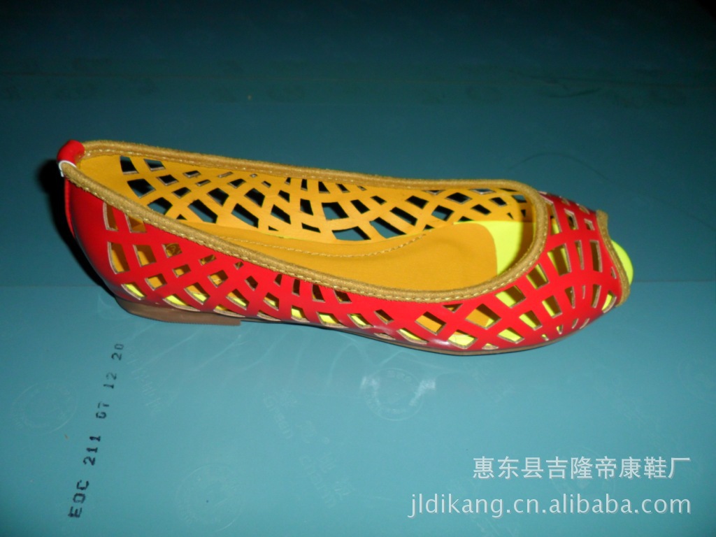 中性 鞋面材质:人造pu 鞋底材质:橡胶 内里材质:仿皮 鞋头形状:鱼嘴