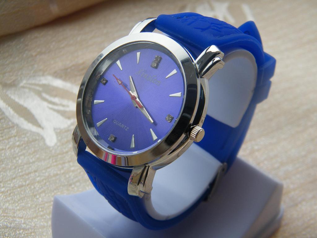 火爆供应 最新款硅胶手表 新款硅胶表带厂家现货 