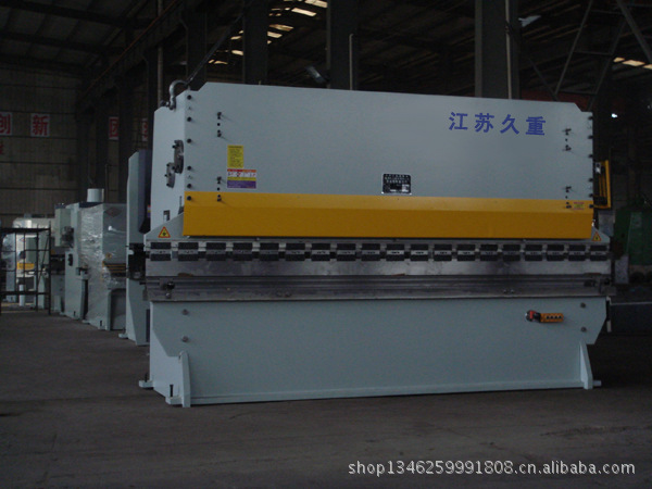 “三缸液压板料折弯机”