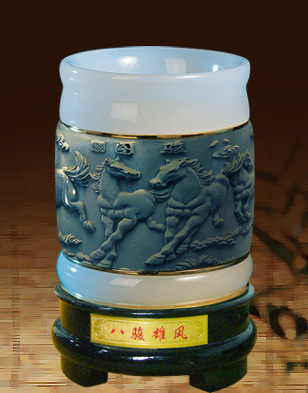 八骏仿玉笔筒