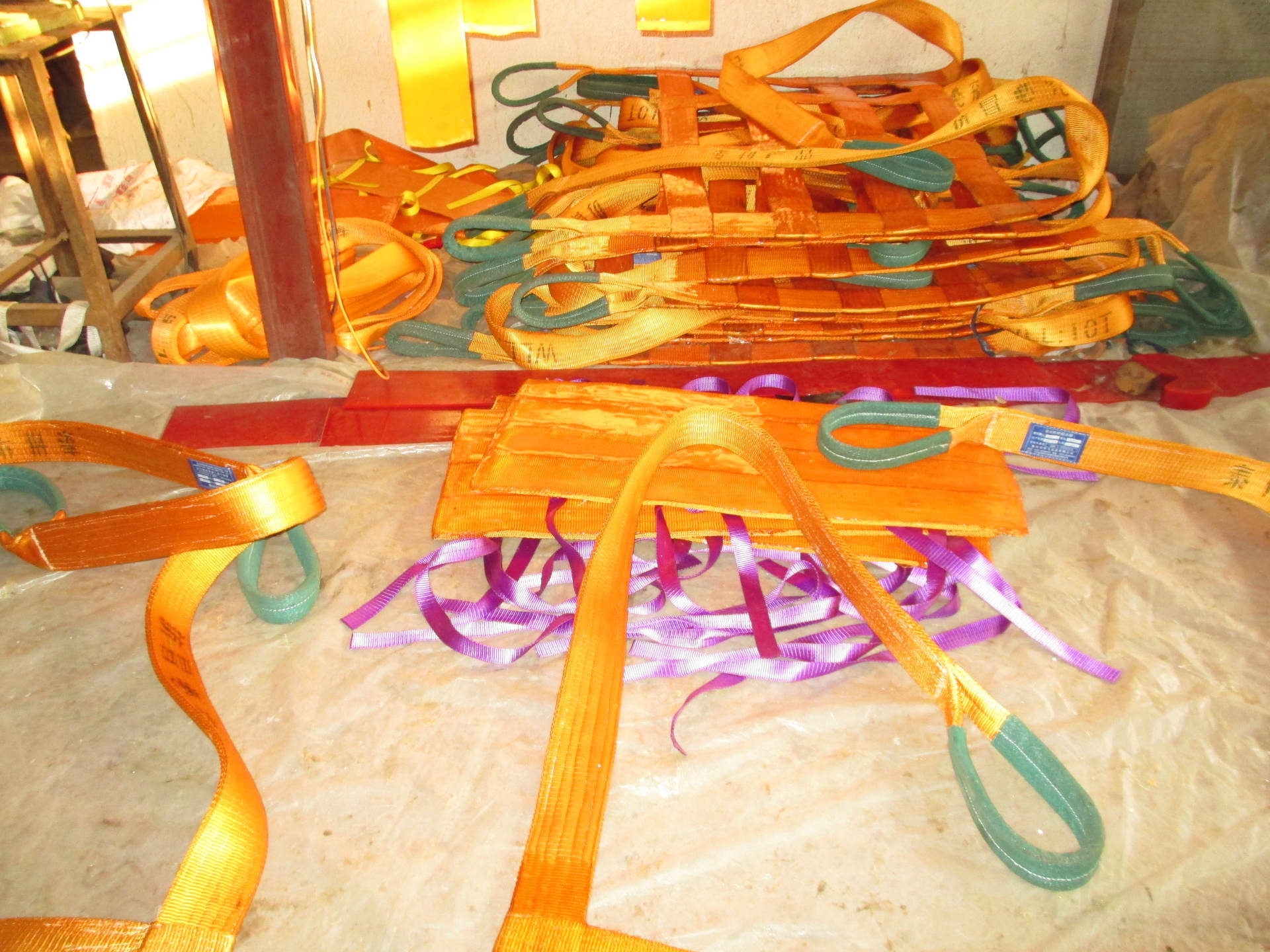 压胶吊装带生产车间