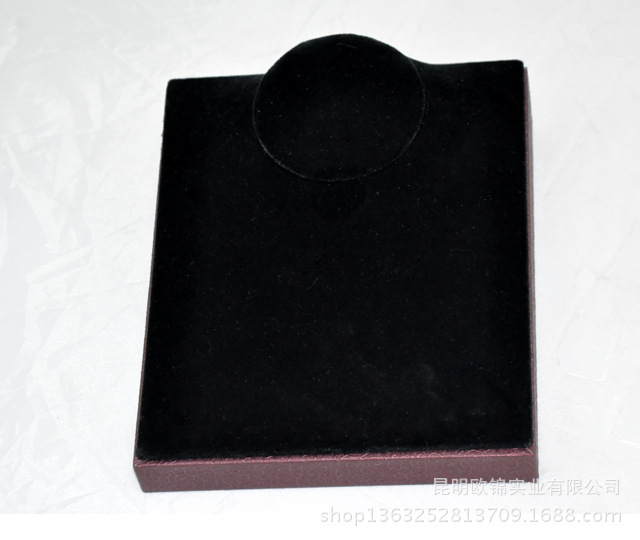 红色编制项链人像座1