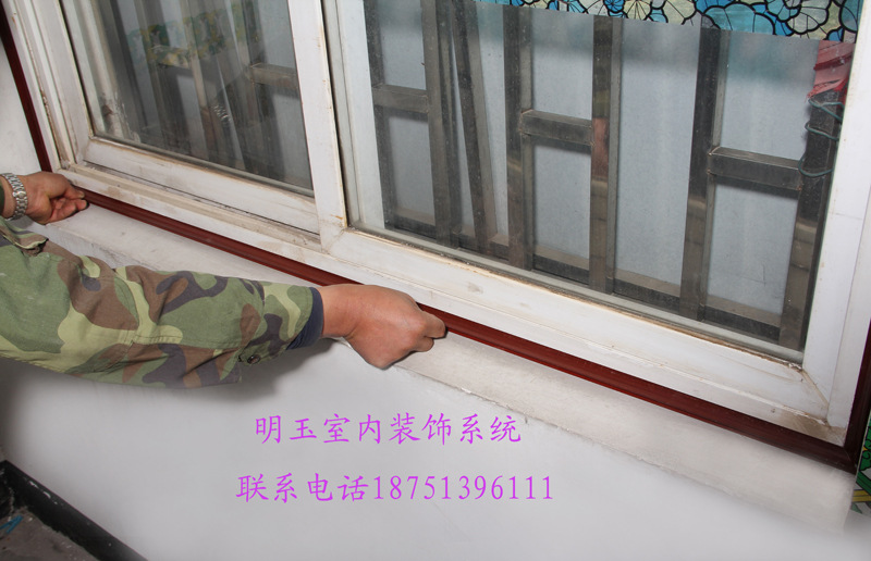 3，将打好玻璃胶的四条阴角线，分别粘在窗户的四个边框上。