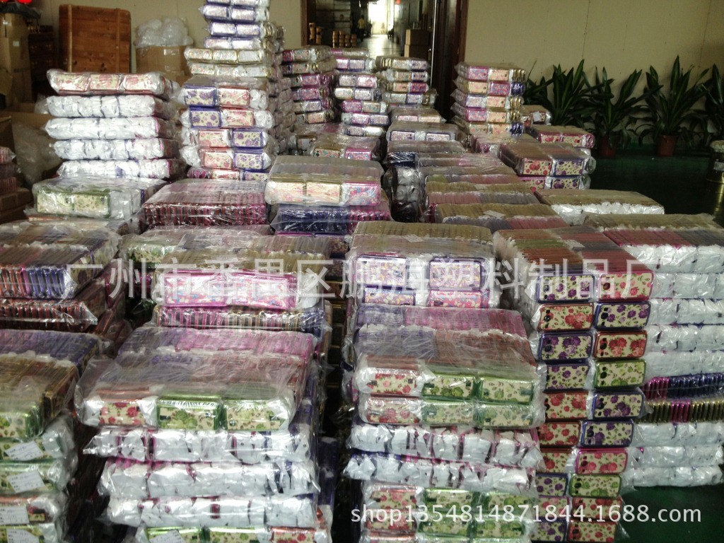 爆款彩绘布艺贴皮手机壳批发厂家现在火爆出货中鹏海