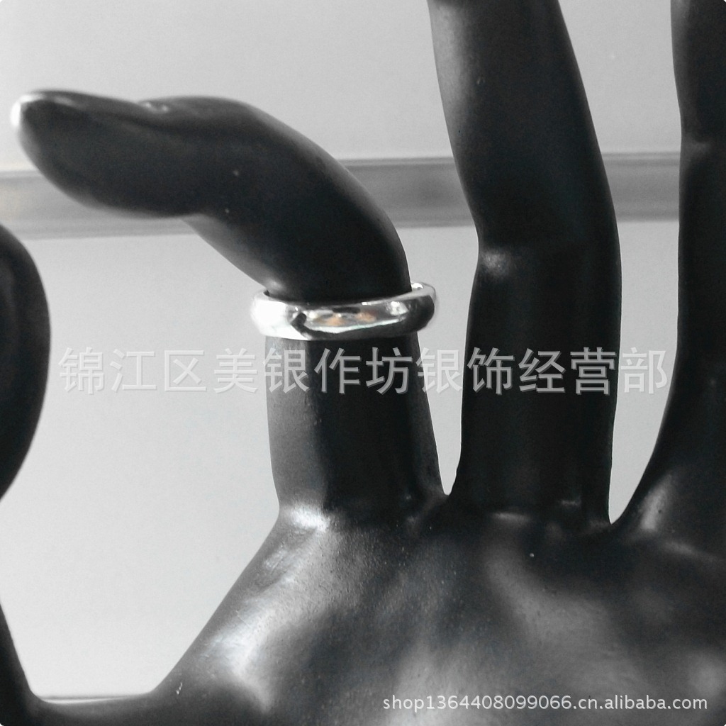 粗光面圆环戒指 背面