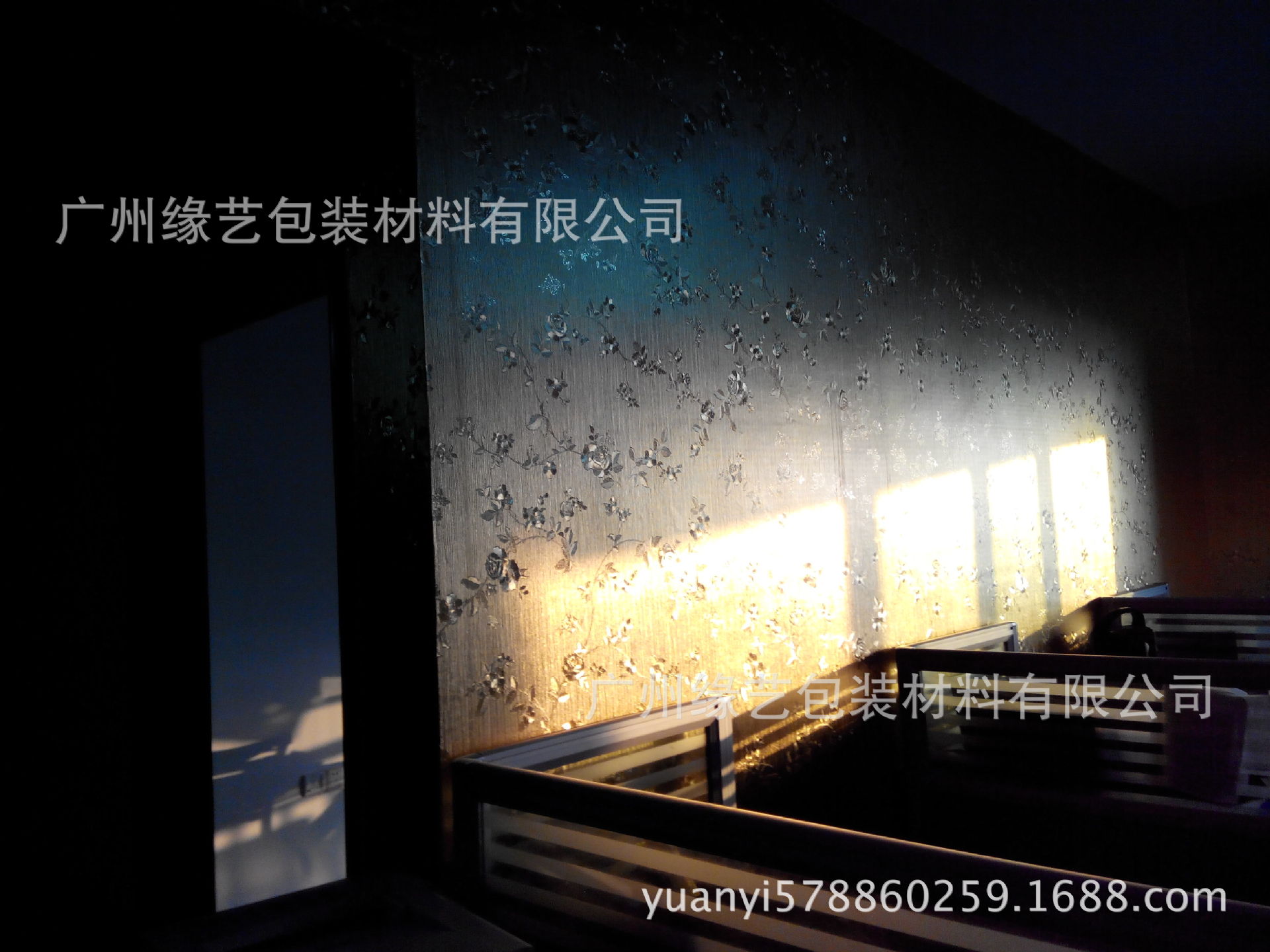 正在施工彩装膜