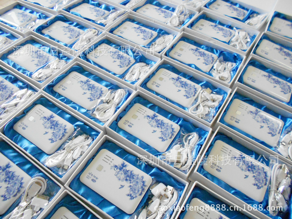 青花移动电源生产现场一角