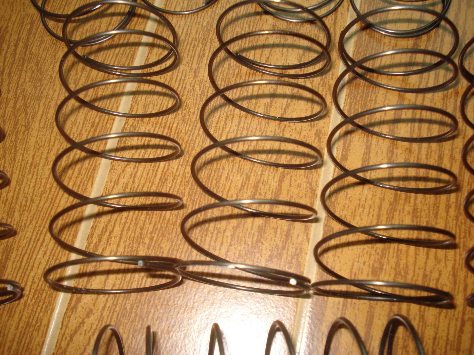 供应:黑色线型弹簧