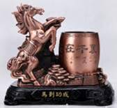 马到成功笔筒红古