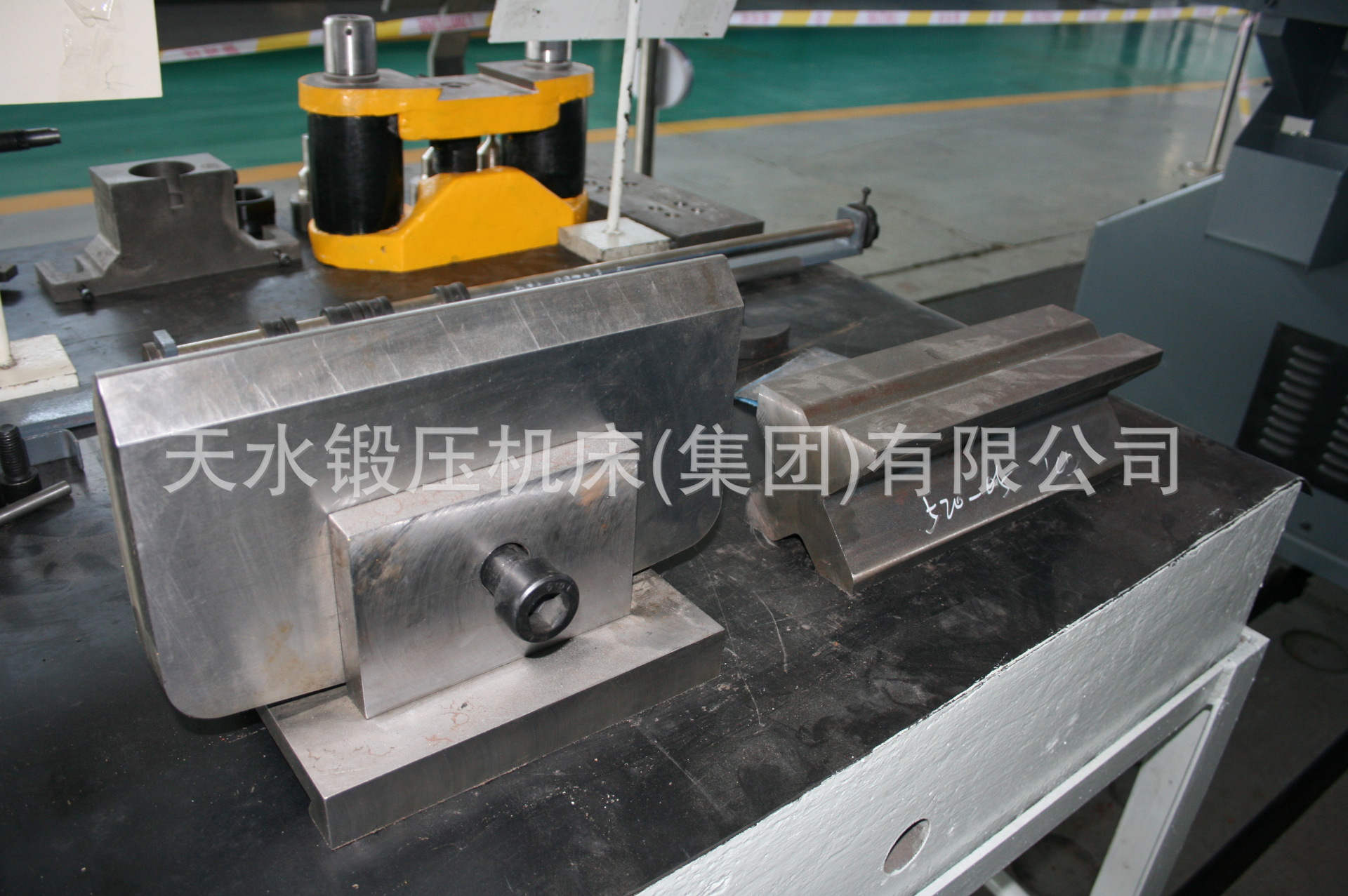 多功能联合冲剪机