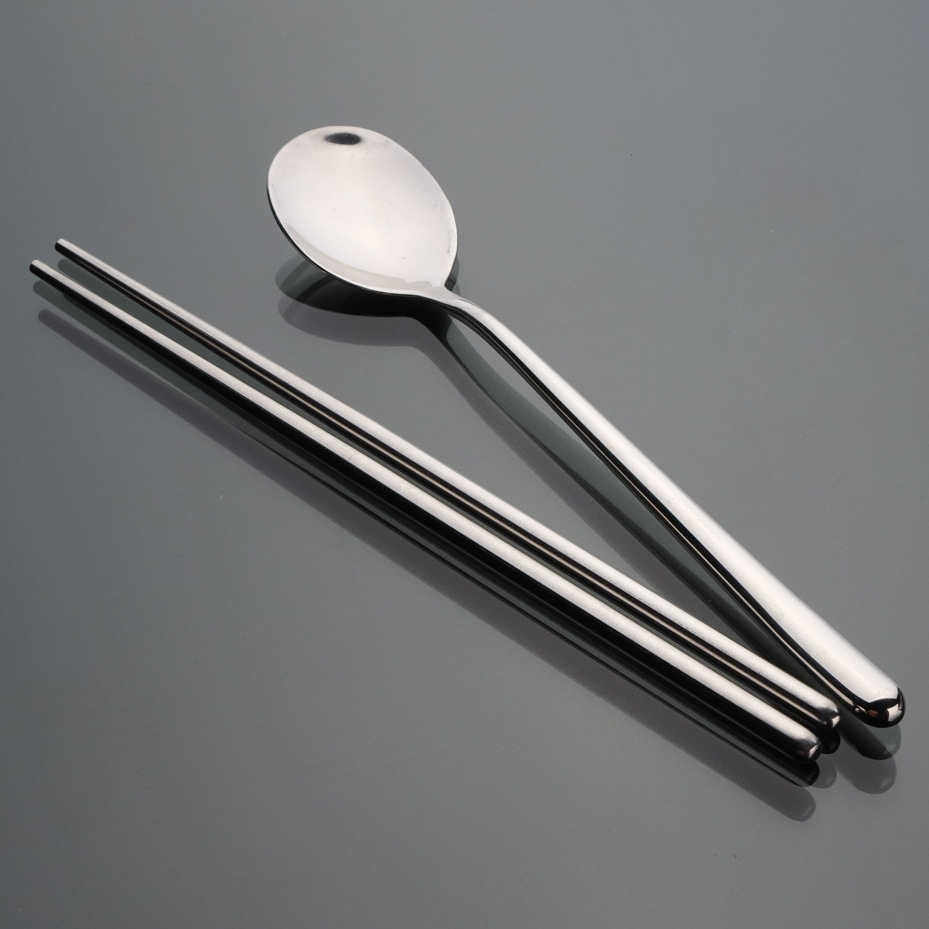 勺子在碗里,用筷子换勺子,筷子怎么摆…… 一般我们在使用筷子时,正确