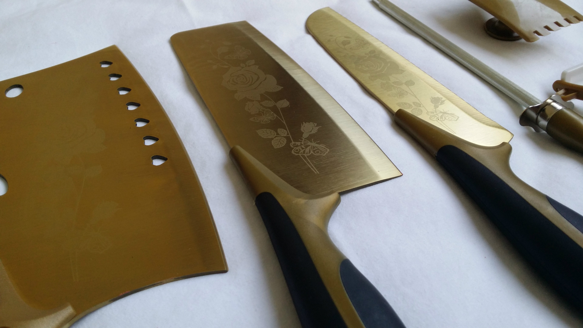 刀刃:开刃稍宽,多达八道工序的手工刃口精磨,刀锋如