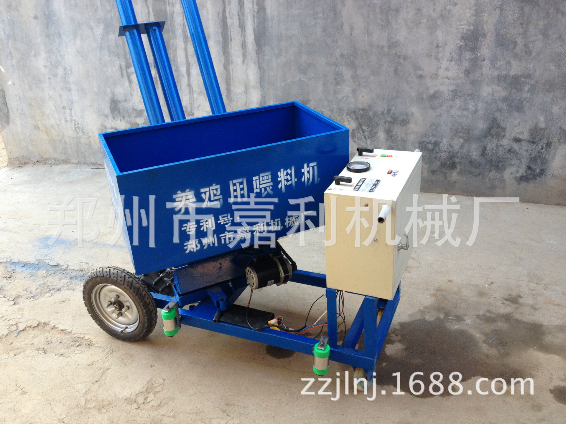 鸡场专用 蛋鸡喂料机 自走式喂料车 高效电瓶式自动喂料机 四层机