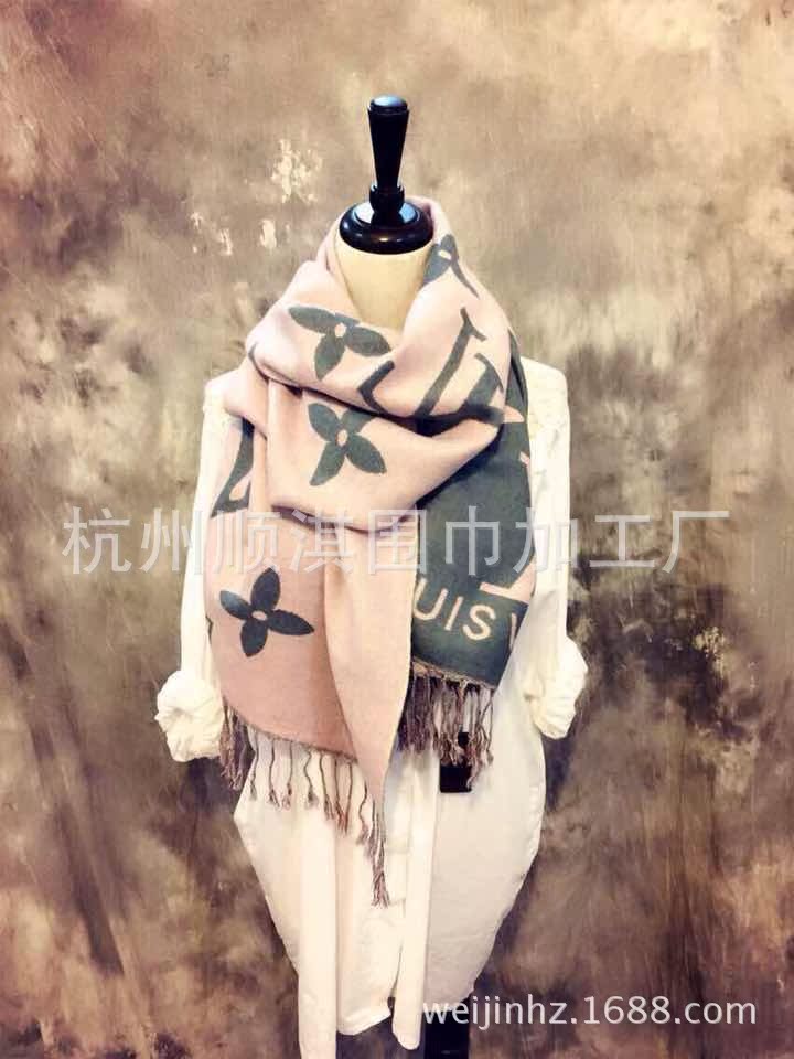 李小璐粉色羊绒围巾