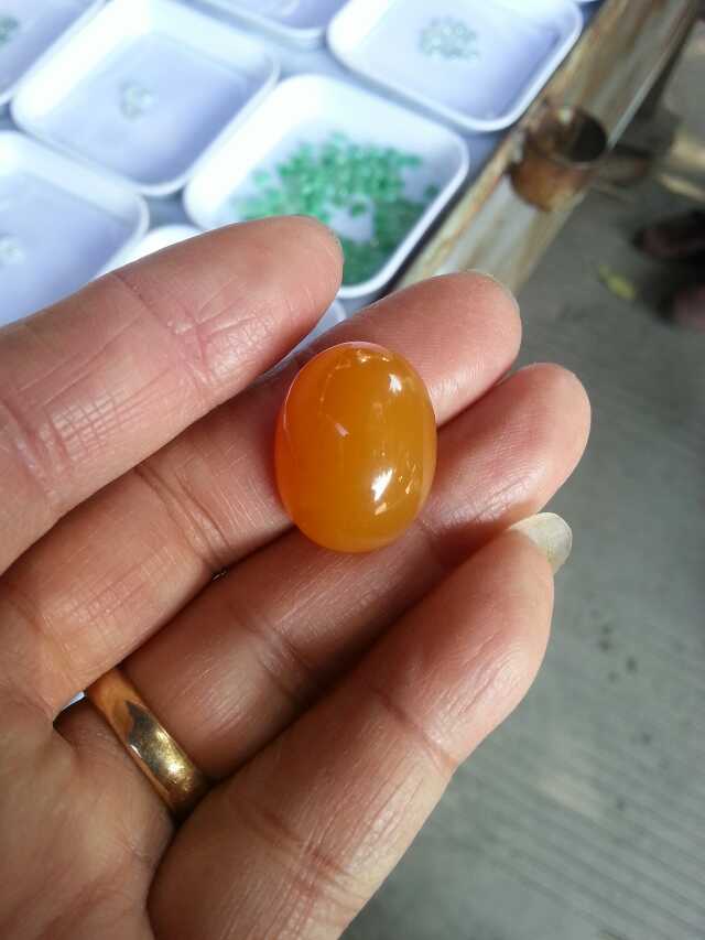 缅甸种老水色好正老种鸡油黄隐晶玉质上乘戒面黄龙玉