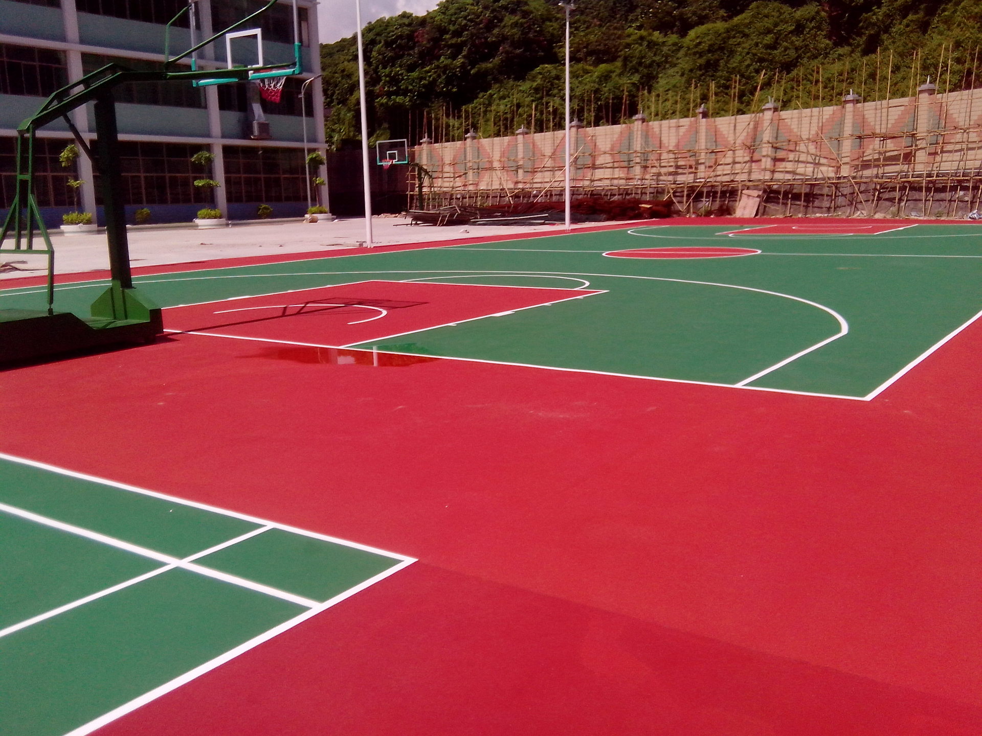 篮球场工程 专业承建丙烯酸篮球场 环保型丙烯酸球场材料球场尺寸