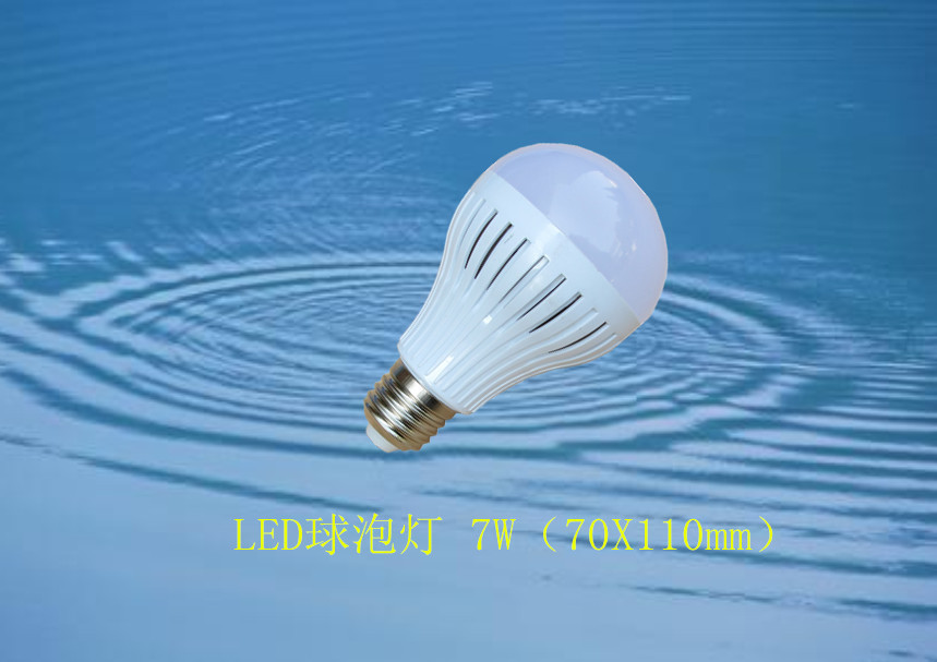 LED球泡灯7W中