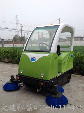 大连裕菖凯尔乐驾驶式道路清扫车
