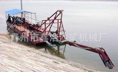 工作中的抽沙船