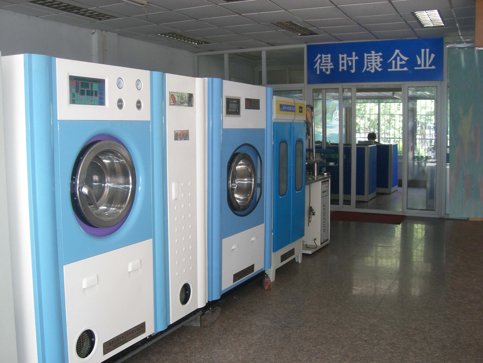 厂家直供：石油干洗机、四氯乙烯干洗机、全封闭干洗机