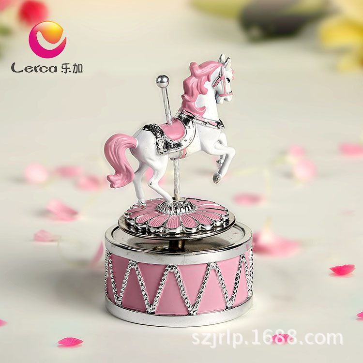 60347-乐加粉红银色旋转木马音乐盒-正面