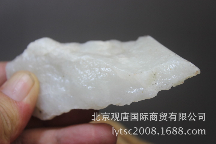 111克且末产和田玉原矿料,白度达一级白的和田玉山料原石挂件料