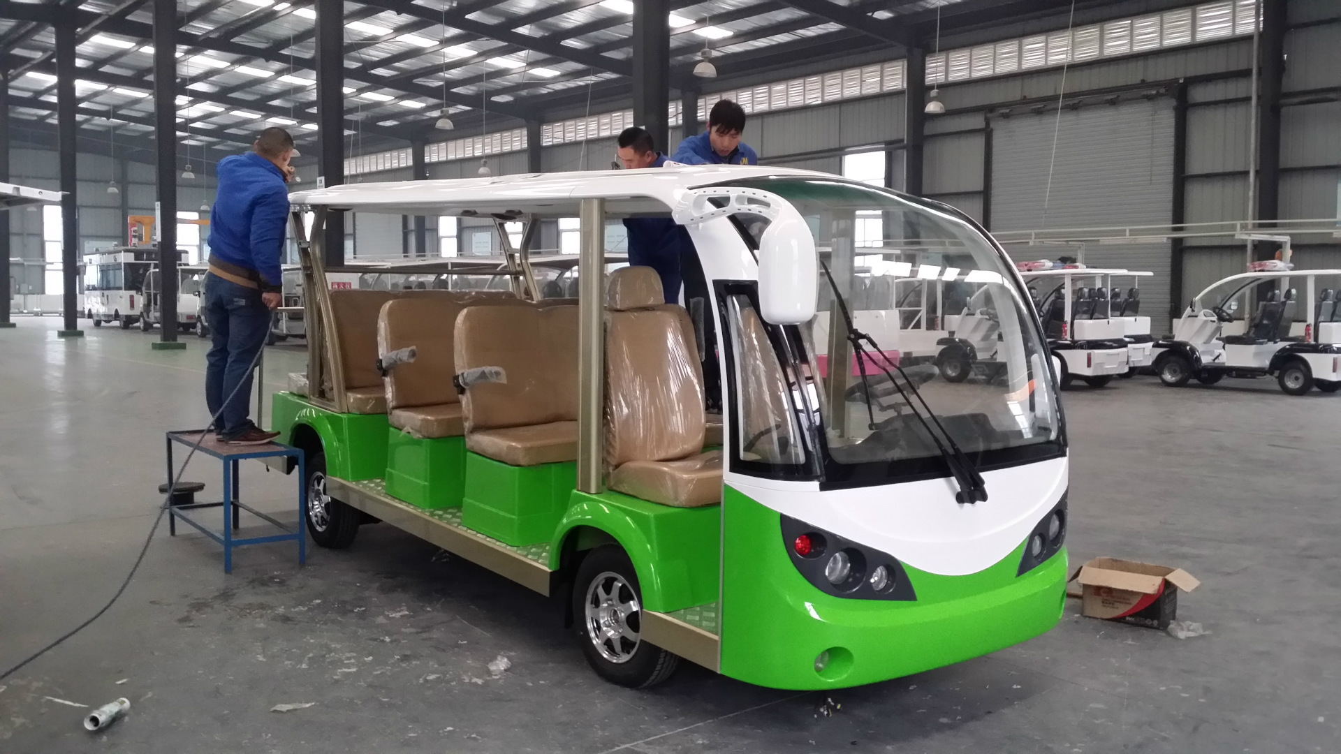 新款14座电动观光车现场前侧