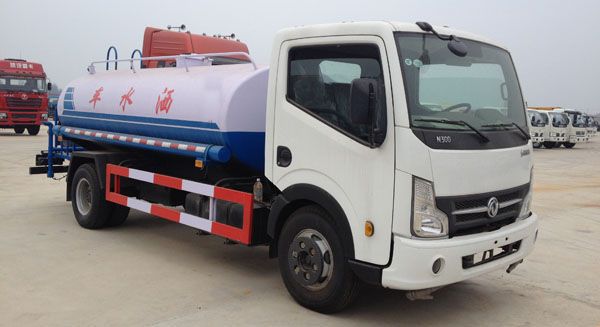 东风轻型绿化喷洒车1