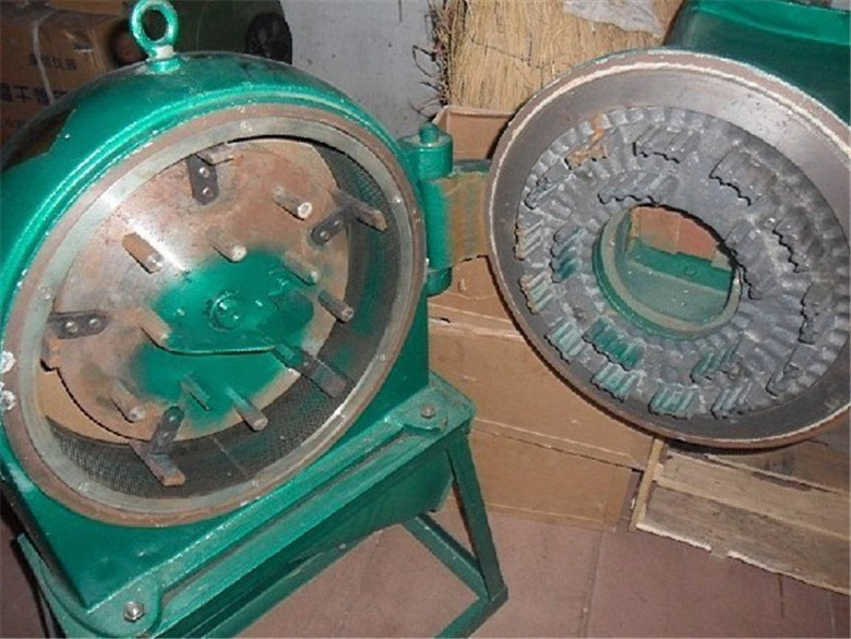 当粉碎机开始工作的时候,主机体内的齿盘就会在电机的驱动下开始做