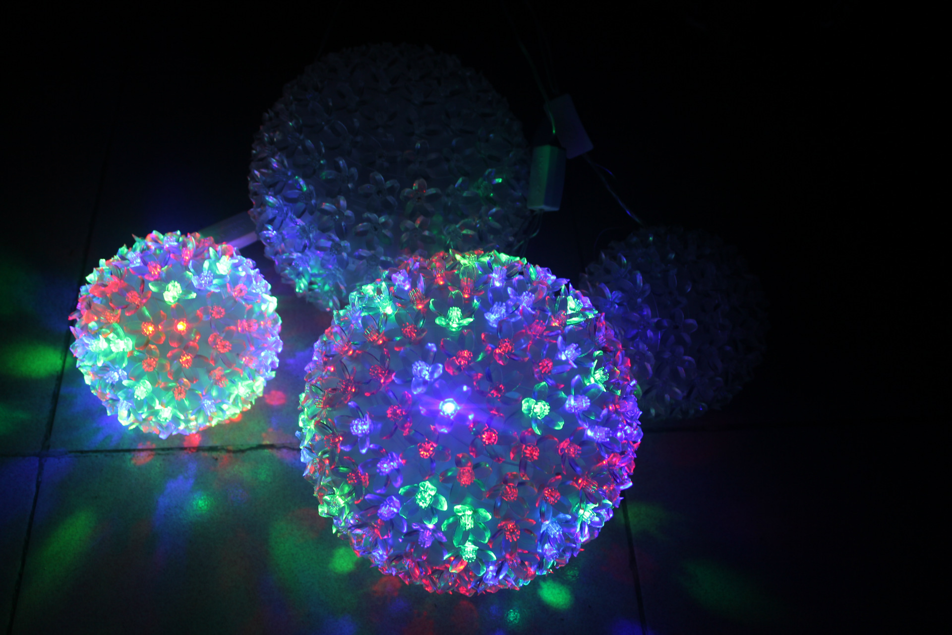 led彩灯球 无限闪烁 七彩 省电 漂亮 适用于商场酒店及活动现场