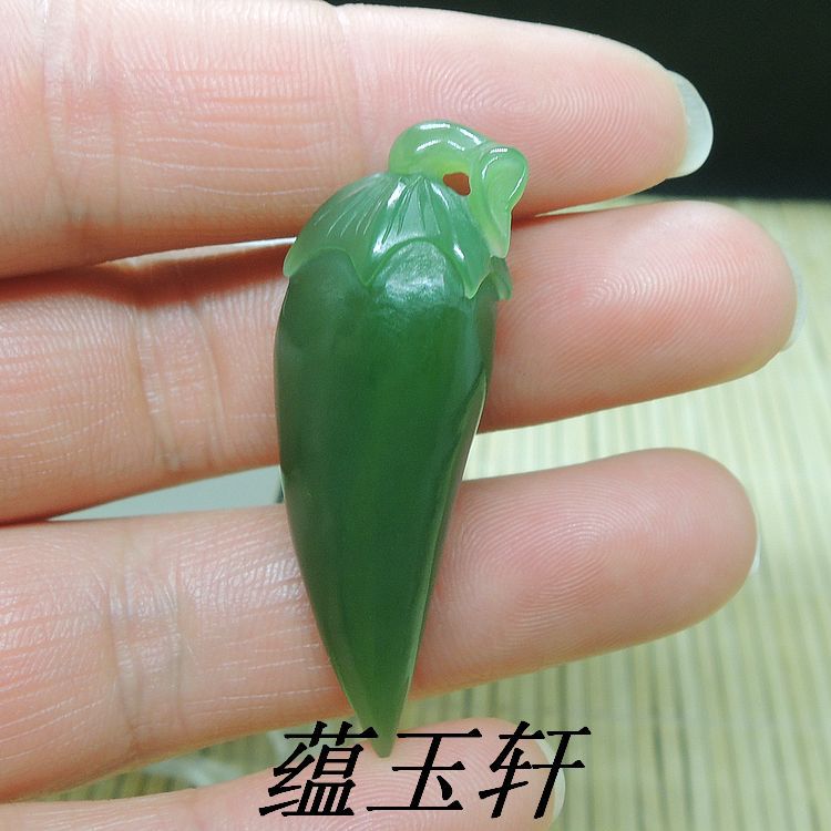 厂家直销天然新疆和田玉碧玉菠菜绿小辣椒吊坠 玉石瓜果件批发