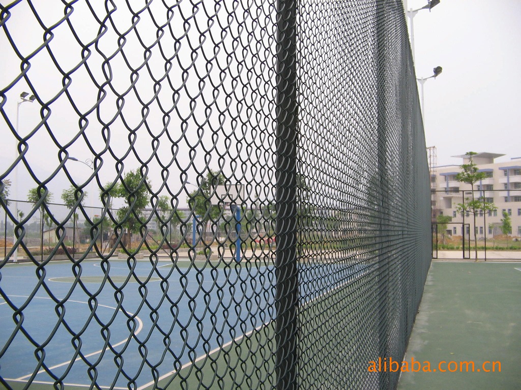 供应pe包塑围网球场围网体育场围网围网防护网篮球场围网