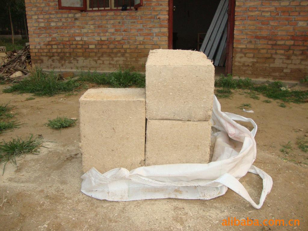 供应锯末压块纯杨木锯末块长期供应杨木锯末块