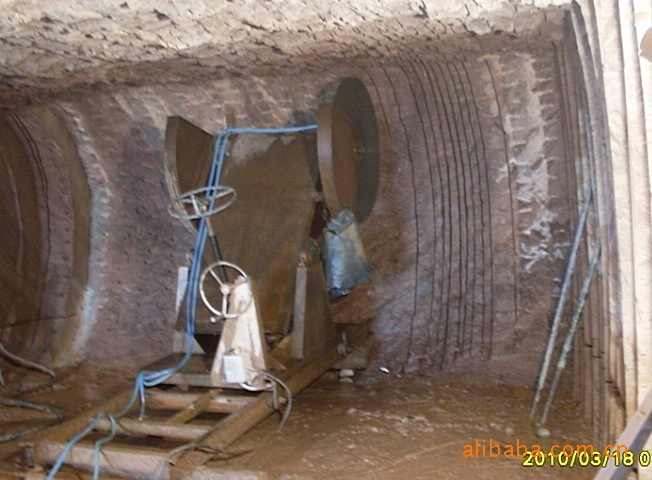 挖山洞隧道最先进机器图片