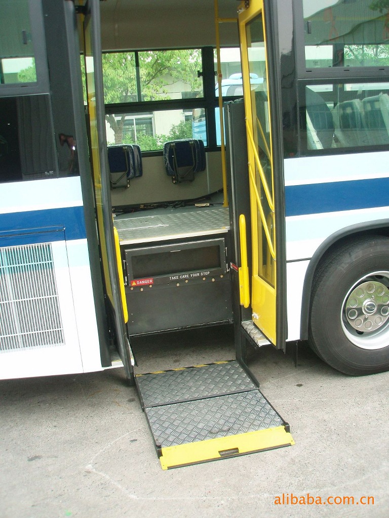 客车用踏步式残疾人全自动轮椅升降机上下车台阶残疾人踏步