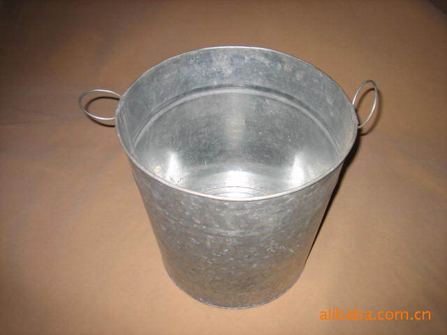 低价供应纯色铁皮花器,产品尺寸上29.5,底24,高28,有现货,特价销售