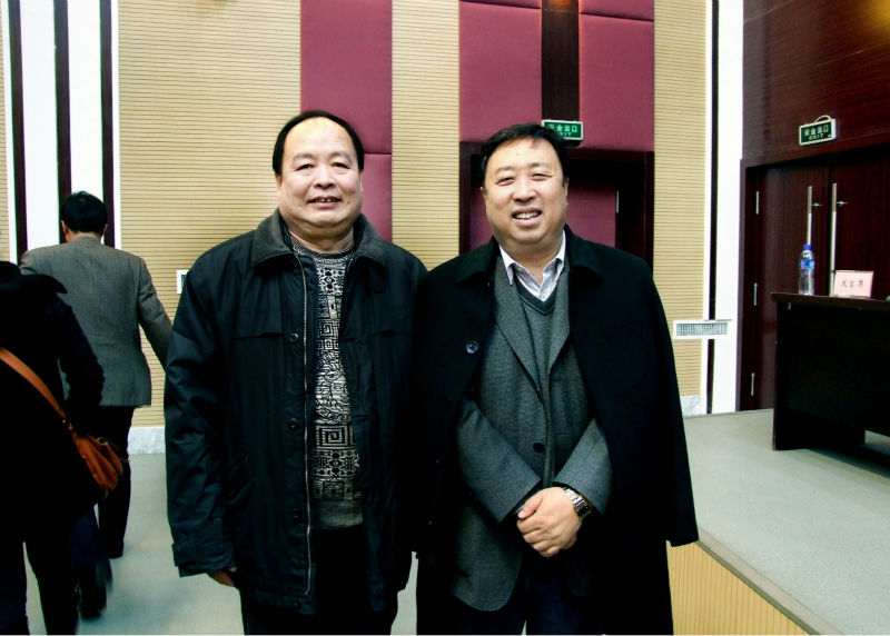 会议期间&ldquo;鱼羊包&rdquo;传承人王同云和市长郭勇飞合影留念