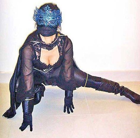 不满政府扶贫不力 港"紫荆侠"向穷人发钱发粮