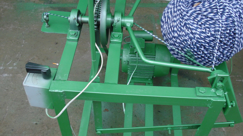 大量生产并供应半自动棉绳打球机(纺织配套设备)